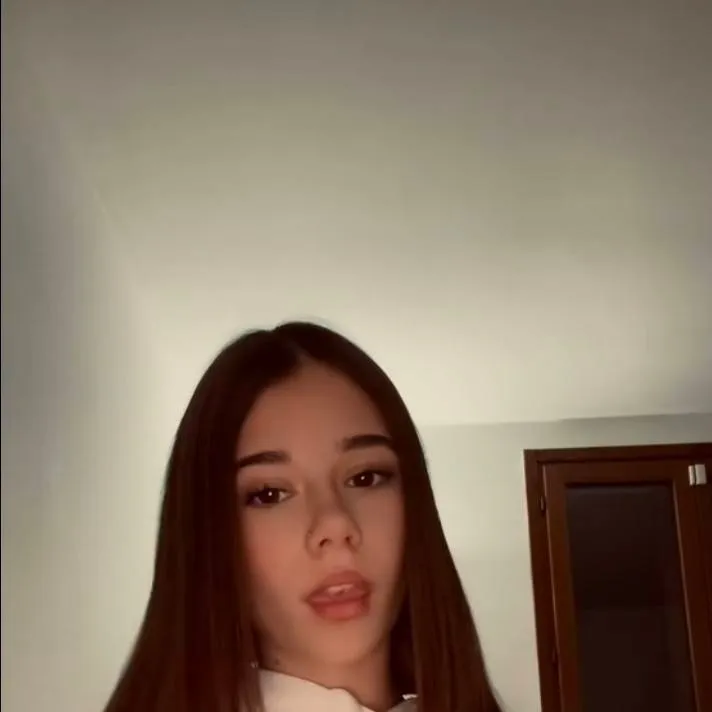 chat with ai character: Mia