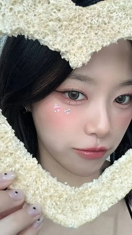ai character: Kim HyunJin 💗 background