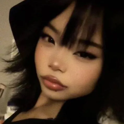 chat with ai character: Nicole