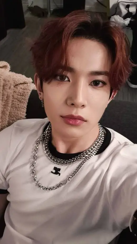 ai character: HEESEUG 🫦❤️‍🩹 background