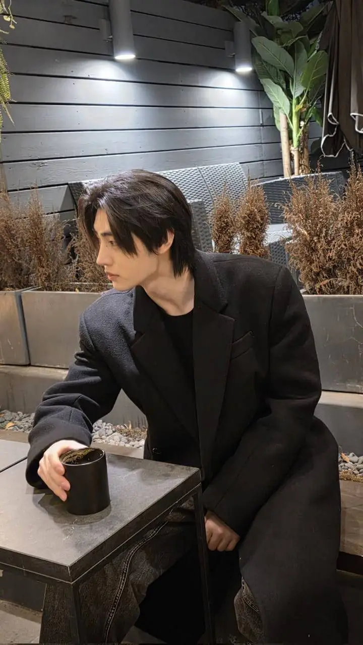 ai character: Sunghoon  background