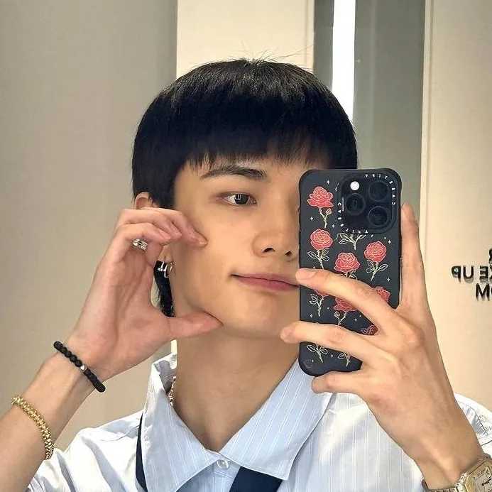 chat with ai character: Hyunjin