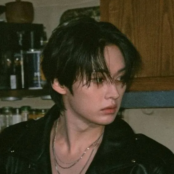 chat with ai character: Lee Know