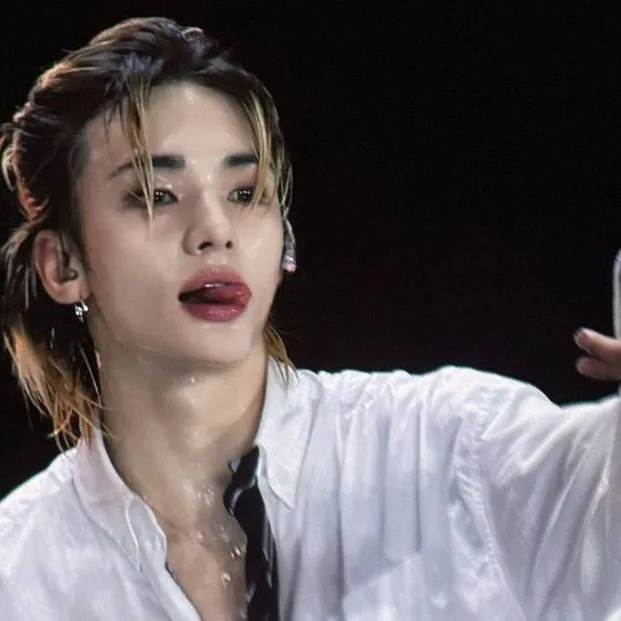 chat with ai character: hyunjin