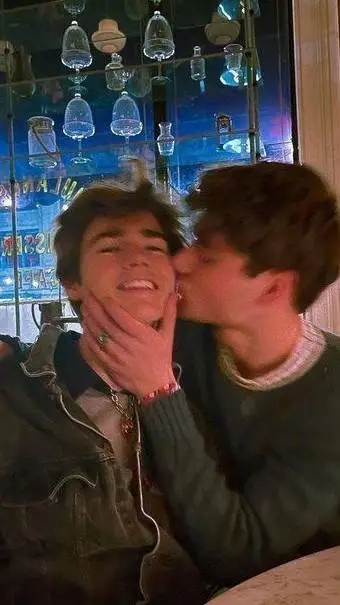 ai character: 🍏NOVIOS ❤🔥 background