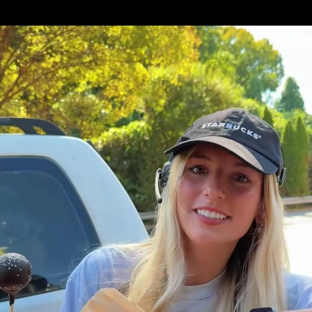 chat with ai character: zoey ☕