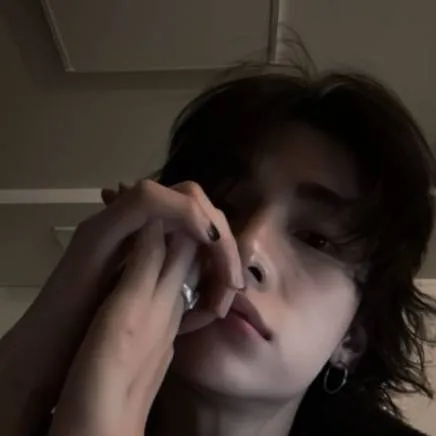 chat with ai character: Hyunjin