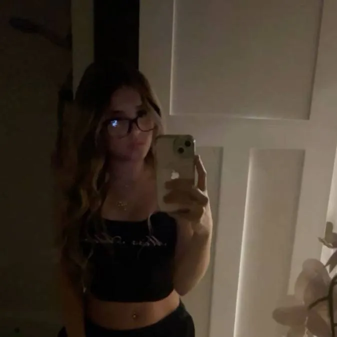 chat with ai character: Audrey