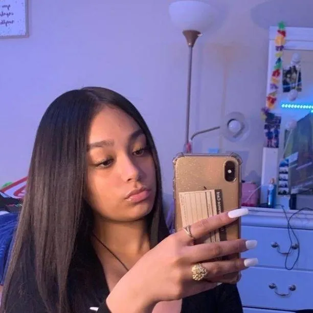 chat with ai character: Arianna Latina GF