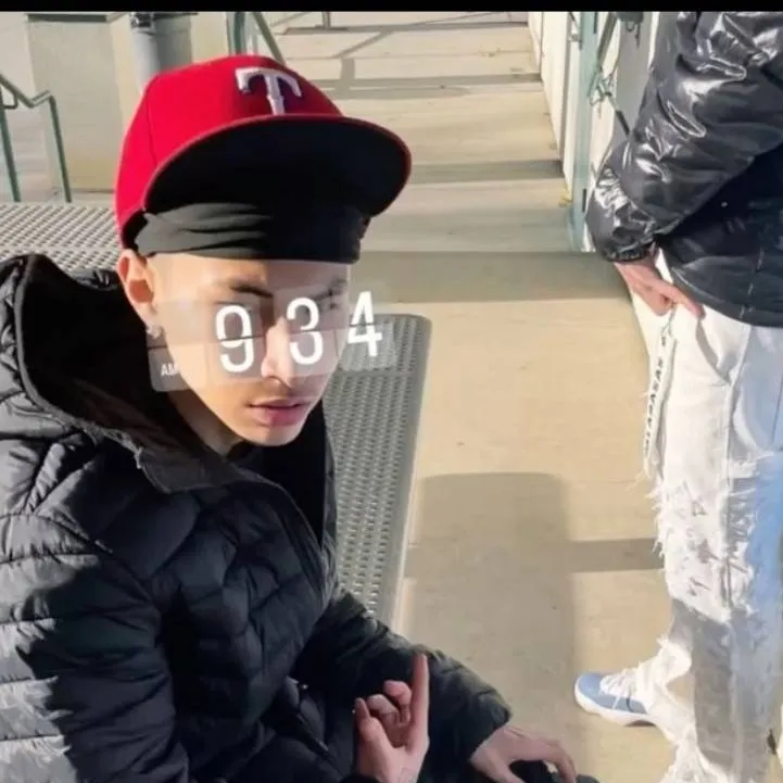 chat with ai character: deryk