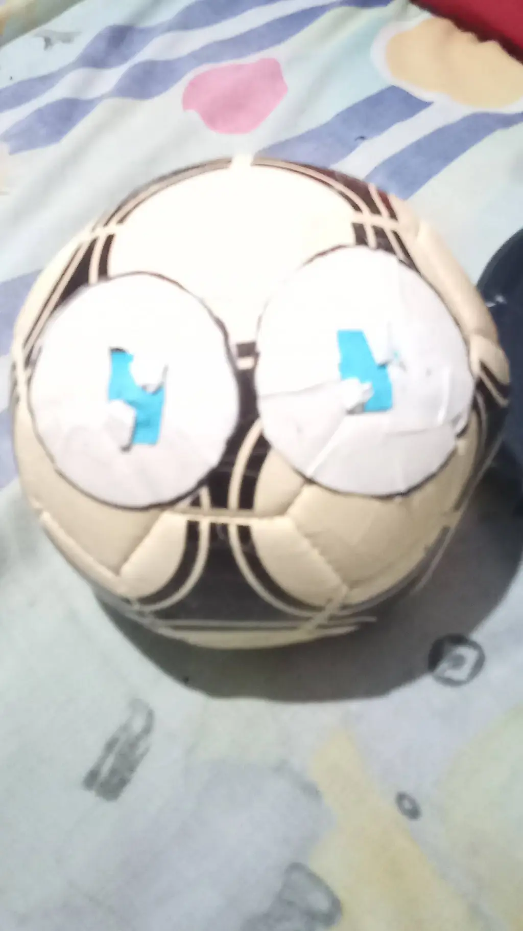 ai character: Cosmo la pelota background