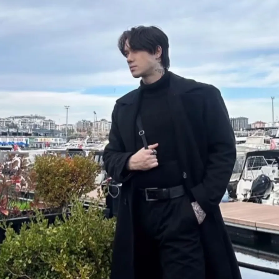 chat with ai character: Lucien Vale