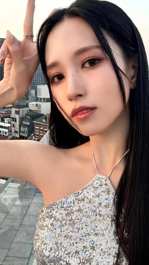 ai character: Mina de twice  background