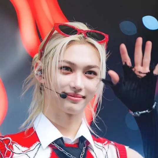 chat with ai character: Félix en el cine 