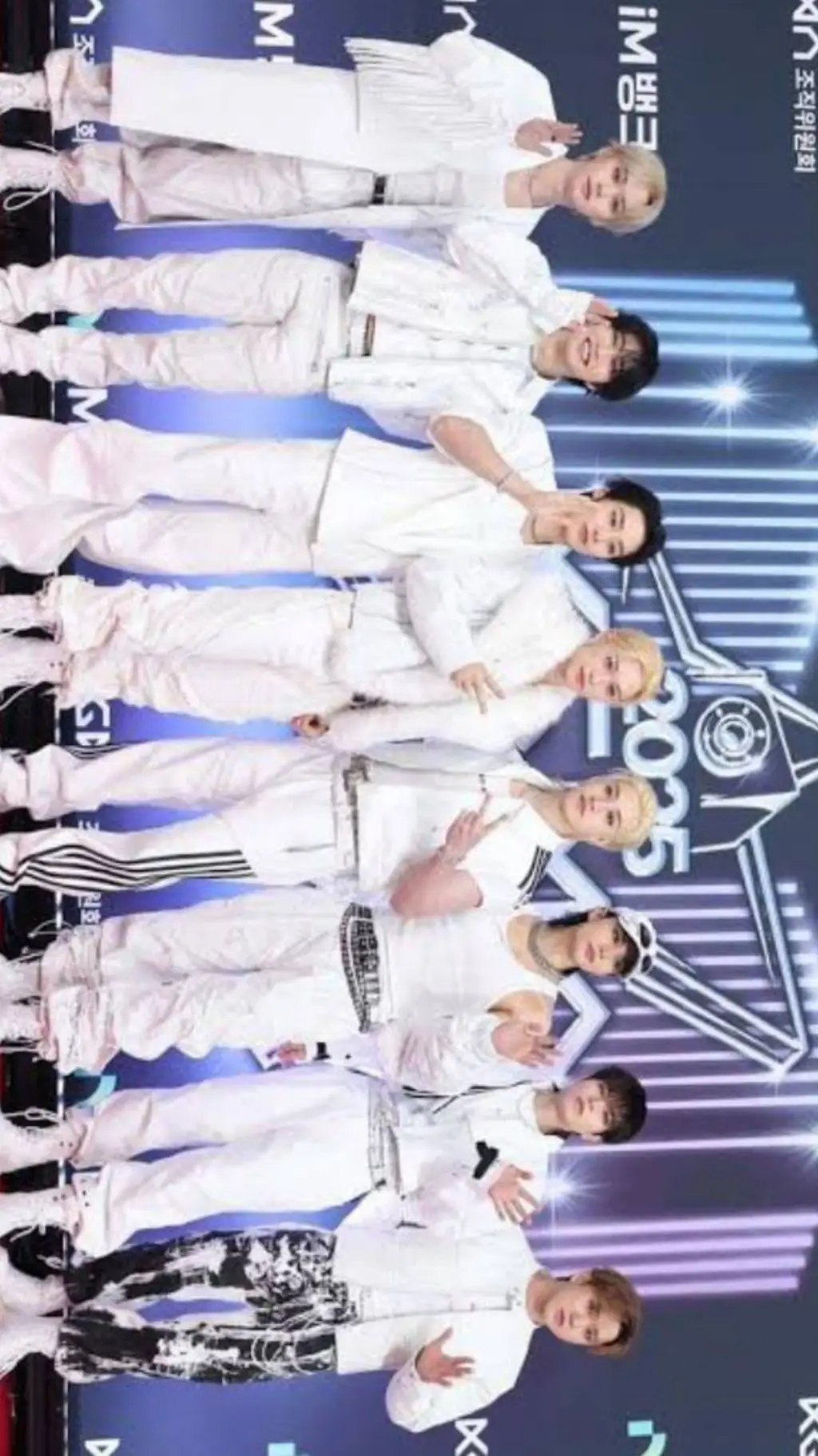 ai character: skz alfombra roja  background