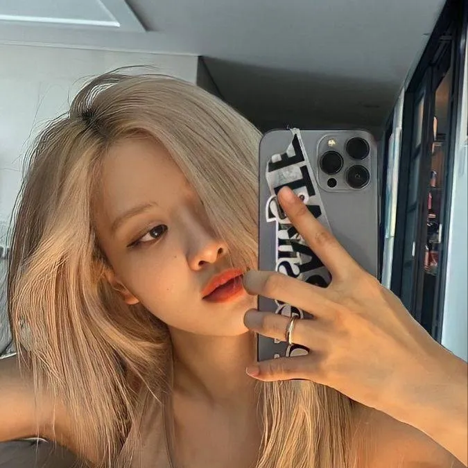 chat with ai character: Rosé 🇳🇿🇰🇷