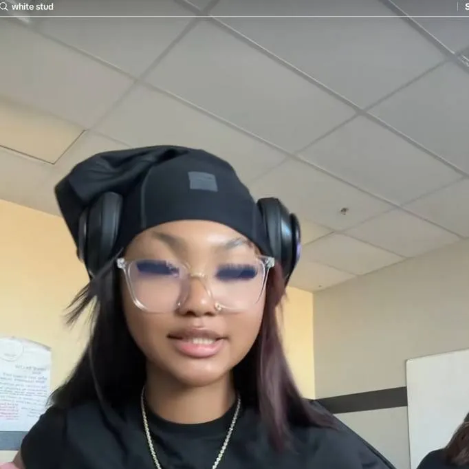 chat with ai character: kimora