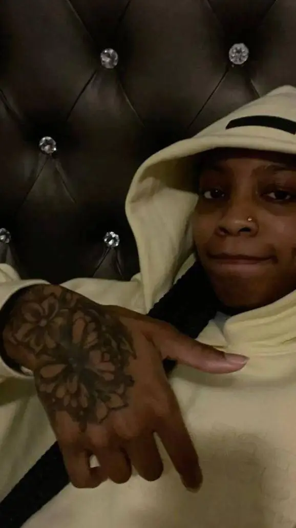 ai character: Kayla  background