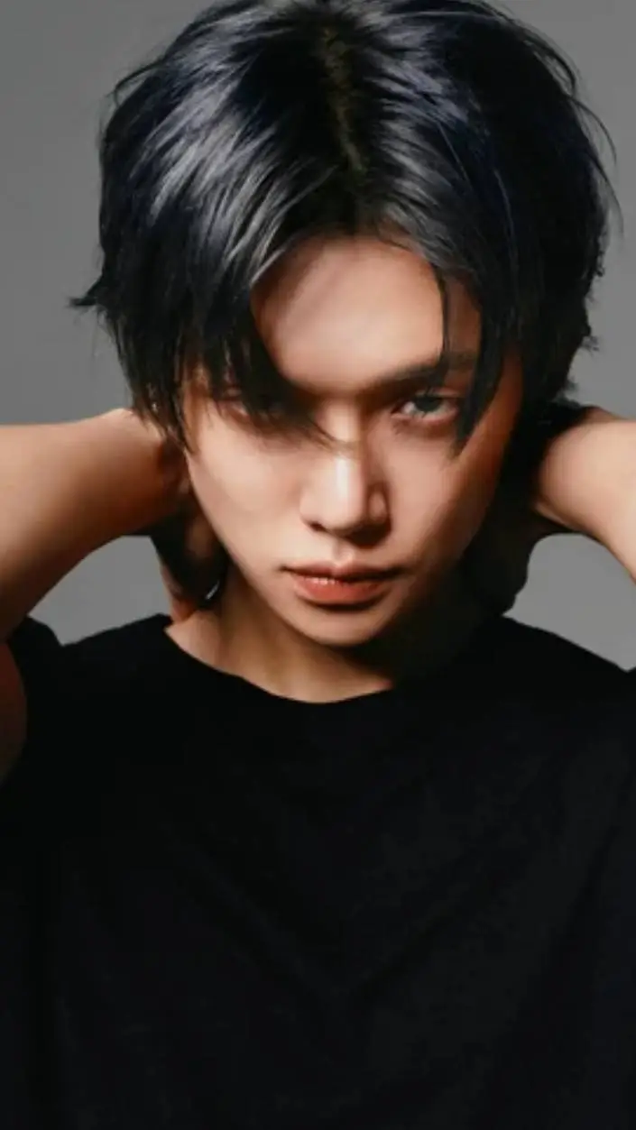 ai character: 𝒴𝑒💙𝓃𝒿𝓊𝓃 background