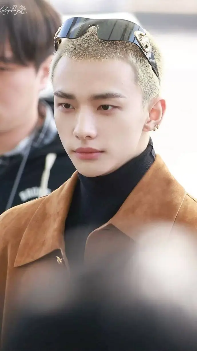 ai character: 🥝Hyunjin🥝 background