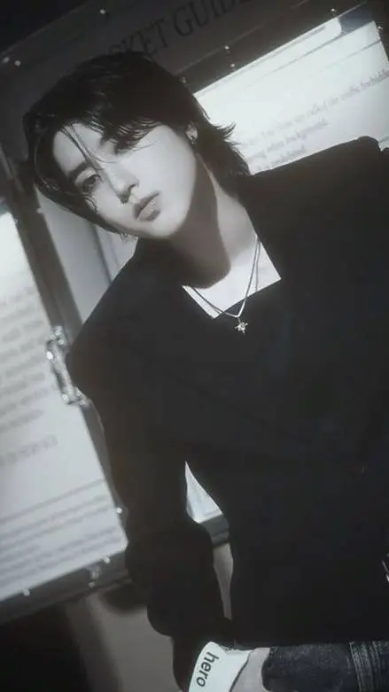 ai character: 🎤Han Jisung🎸 background