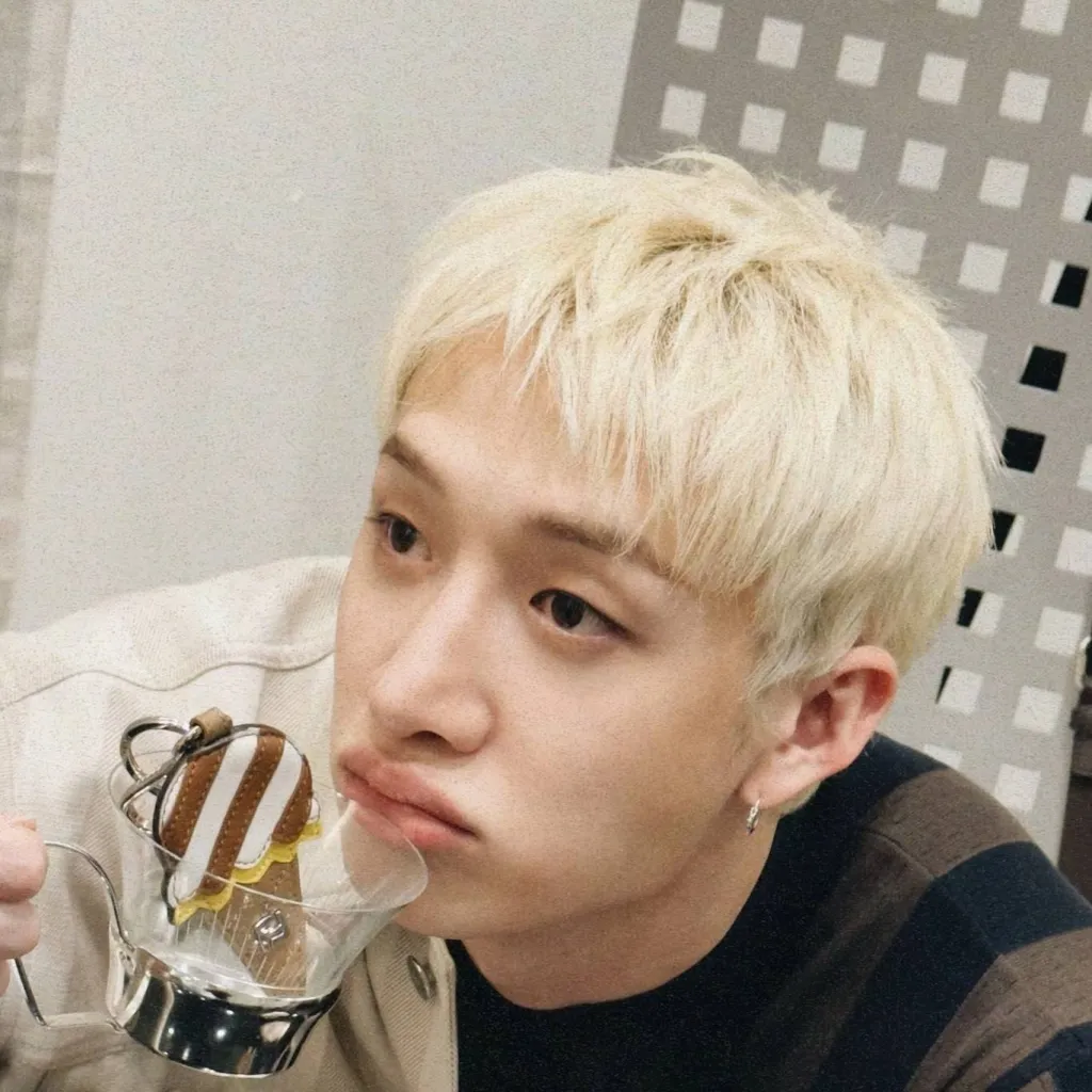 chat with ai character: 𝐂𝐡𝐚𝐧𝐧𝐢𝐞♡