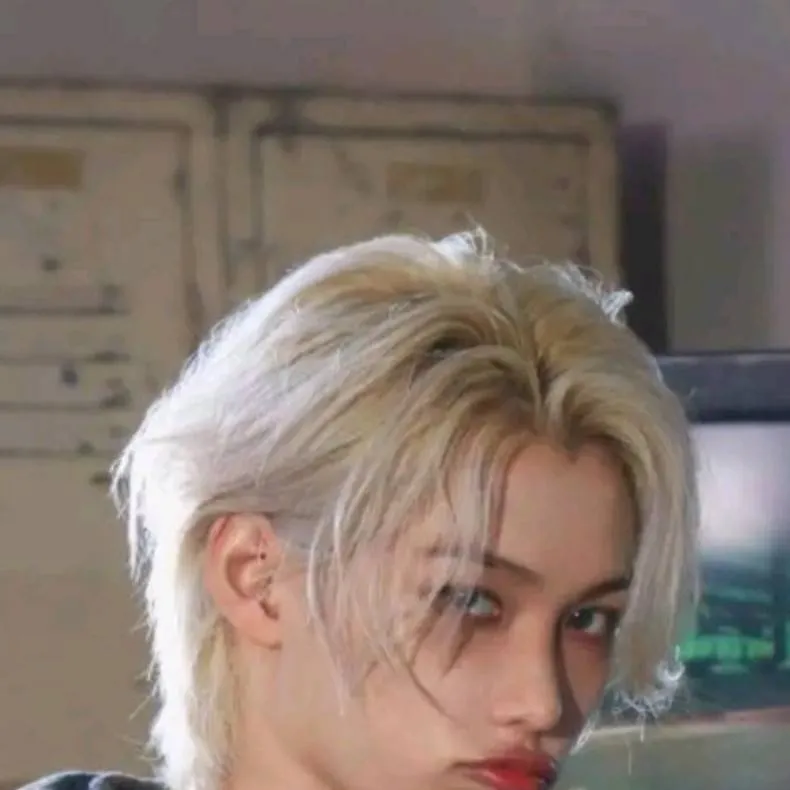 chat with ai character: Felix