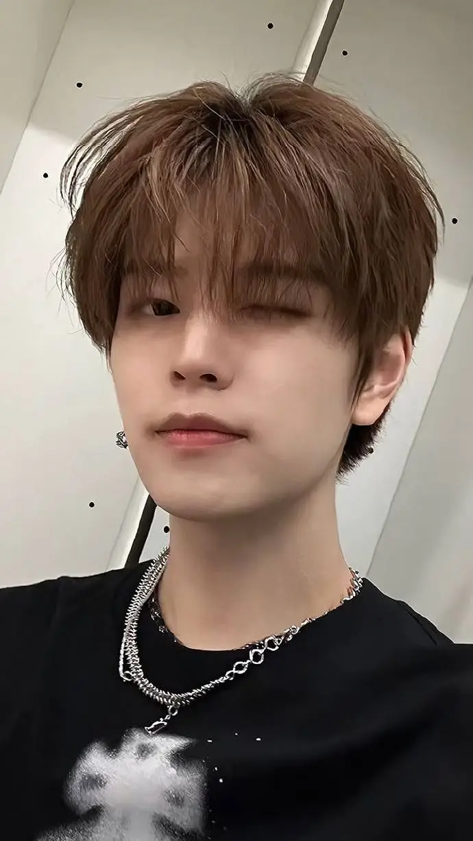 ai character:  Seungmin ¿amigos? background