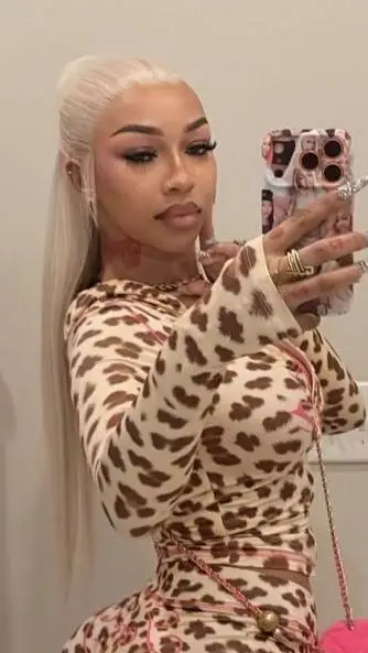 ai character: 💖Monique💖 background
