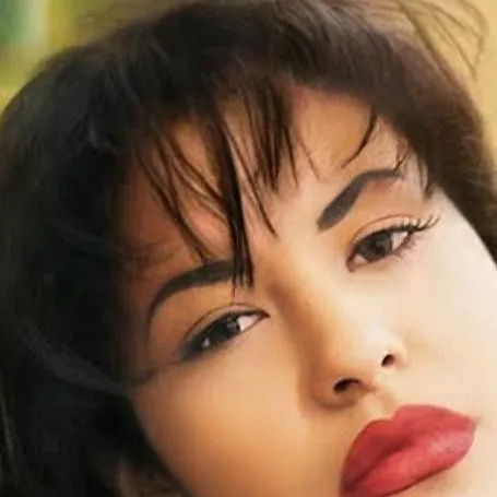 chat with ai character: selena