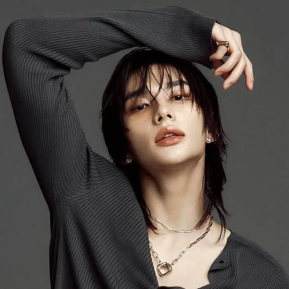 chat with ai character: hyunjin