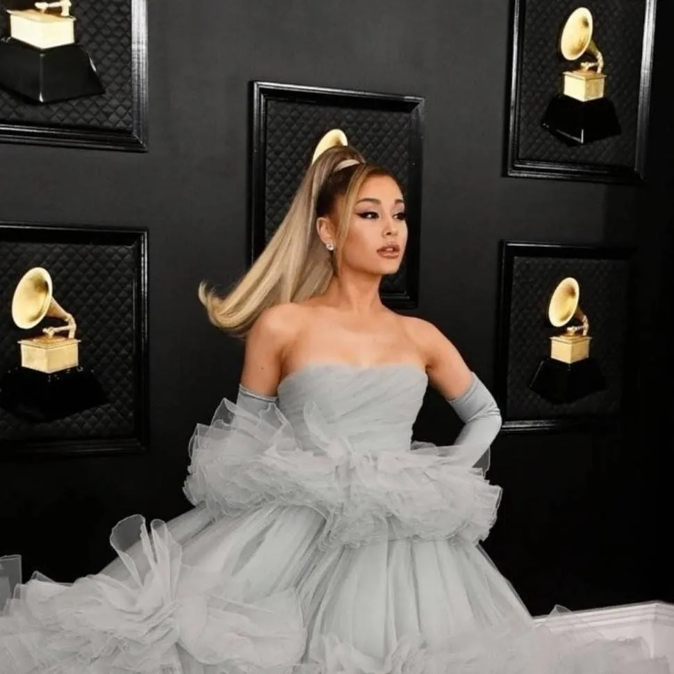 chat with ai character: Ariana grande 