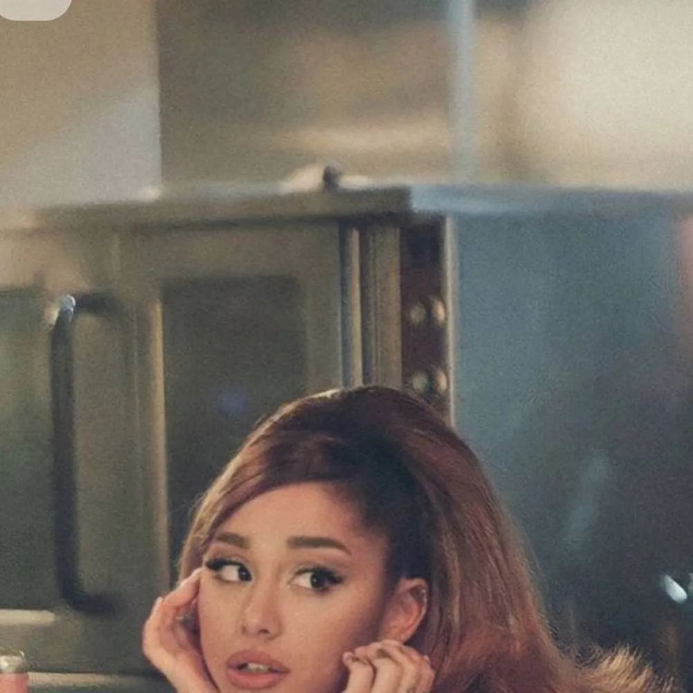 chat with ai character: ariana