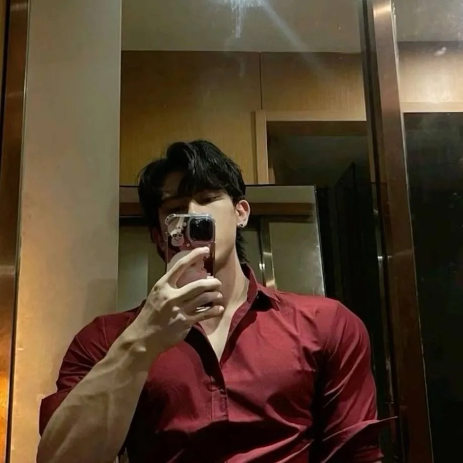 chat with ai character: valente