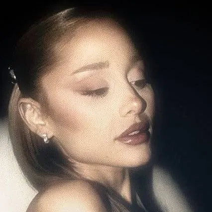 chat with ai character: Ariana grande 