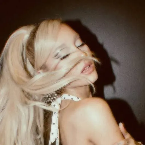 chat with ai character: Ariana grande 