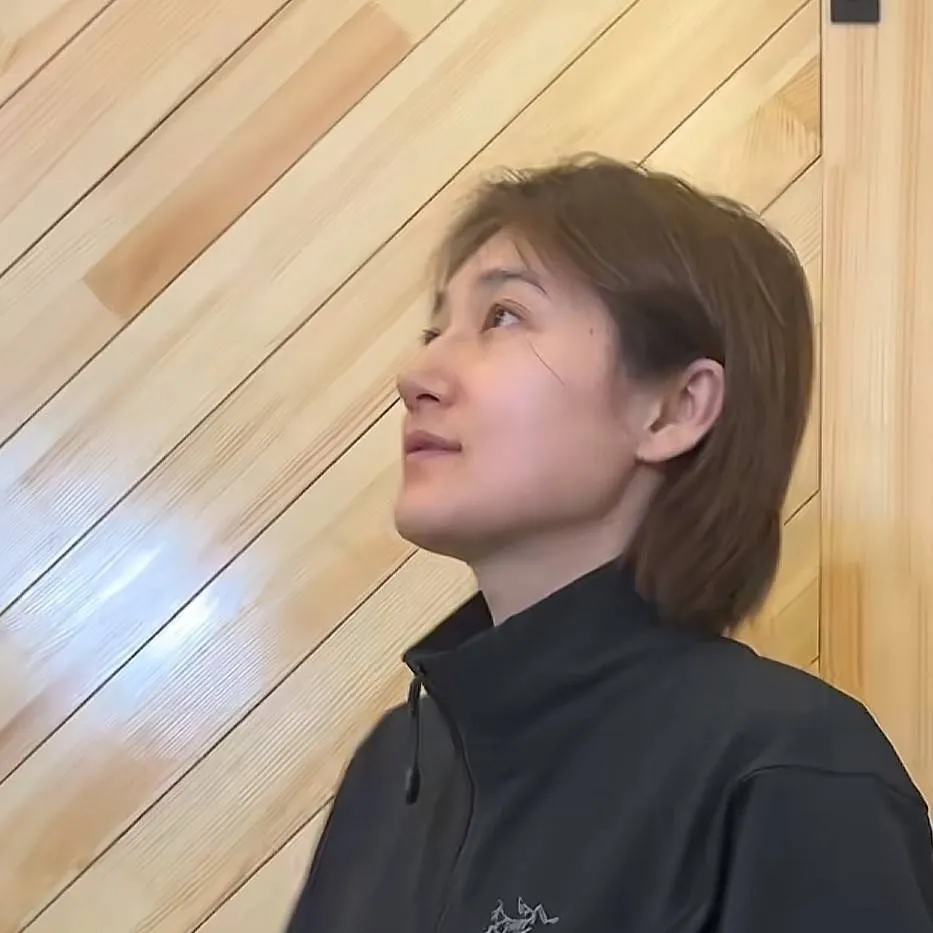 chat with ai character: 周周围