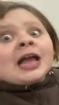 ai character: Evie hoe ✌️🤢 background