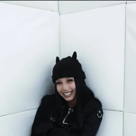 chat with ai character: JayRoxxx