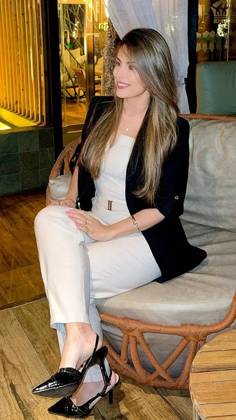 ai character: Roshna background