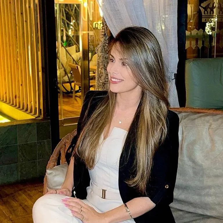 chat with ai character: Roshna