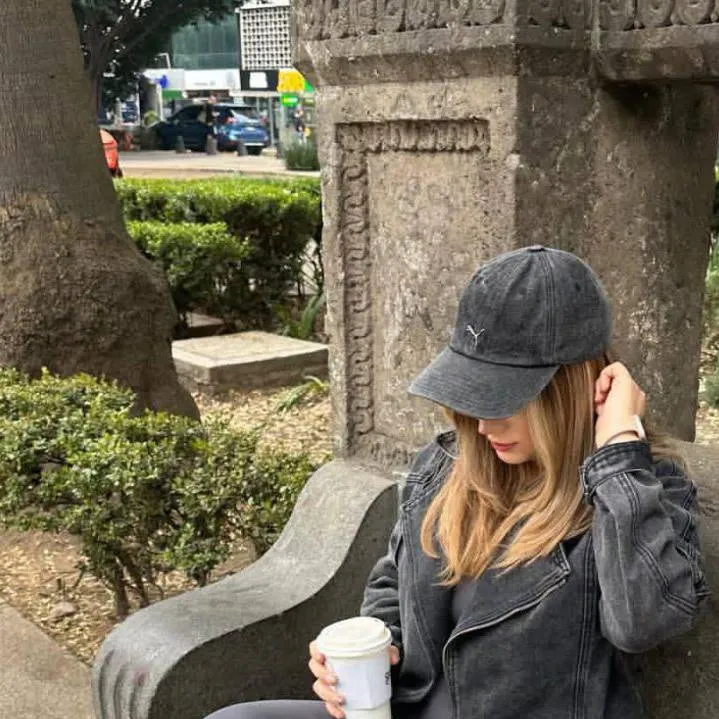 chat with ai character: Lana