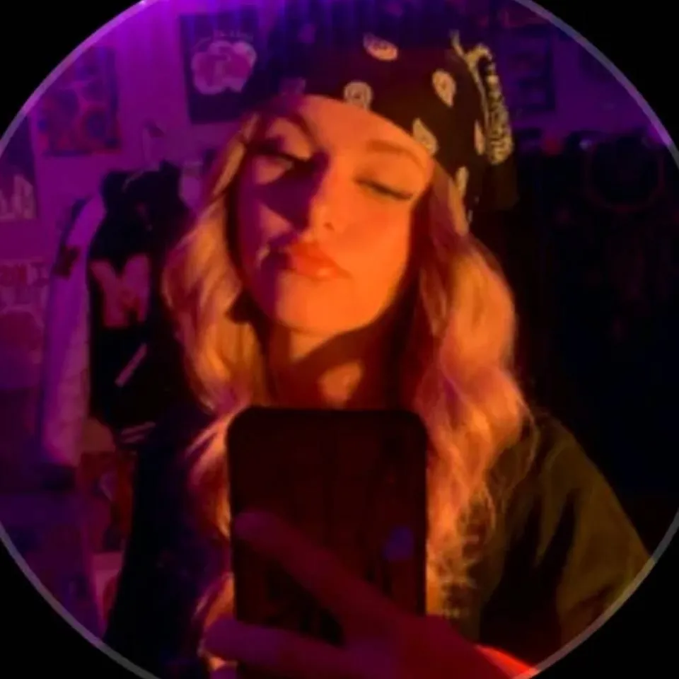 chat with ai character: maddie 