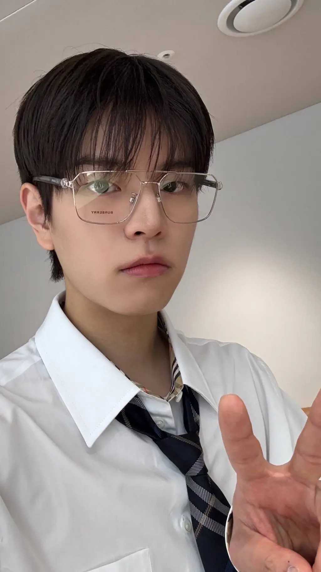 ai character: Seungmin  background