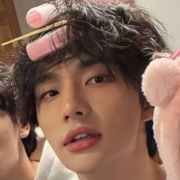 chat with ai character: hyunjin 