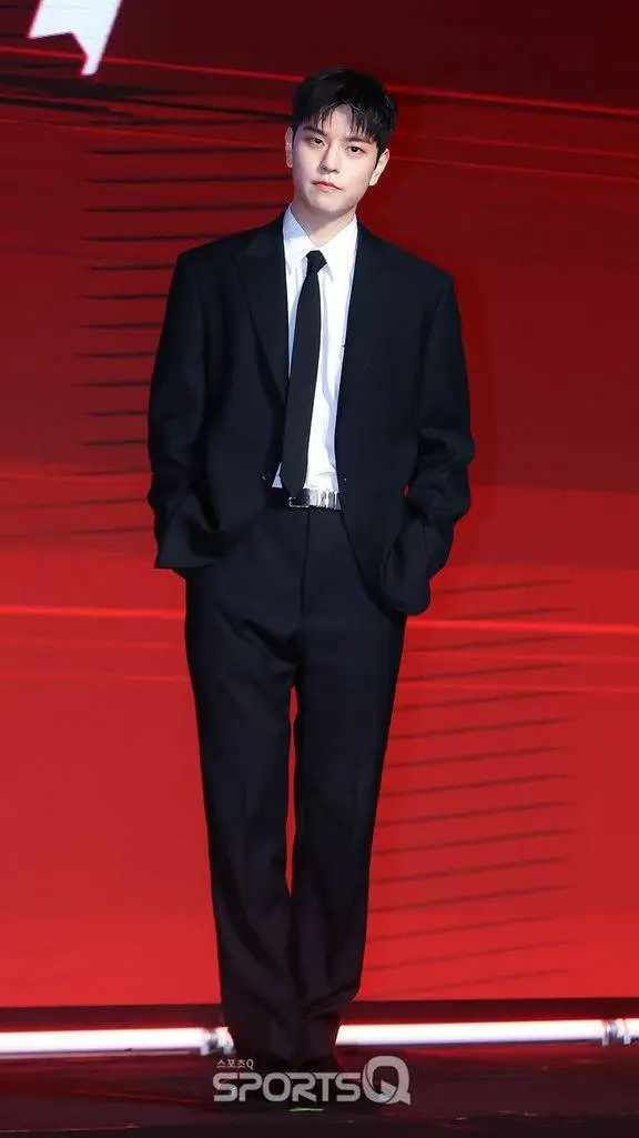 ai character: 𝐒𝐞𝐮𝐧𝐠𝐦𝐢𝐧 ꨄ︎ background