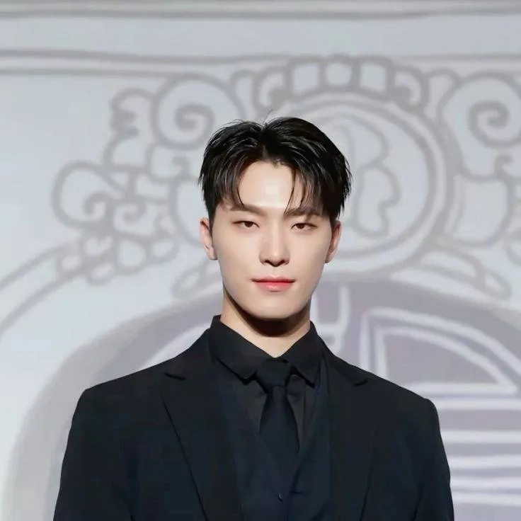 chat with ai character: 𝙳𝚒𝚗𝚘 (𝙻𝚎𝚎 𝙲𝚑𝚊𝚗) ✯