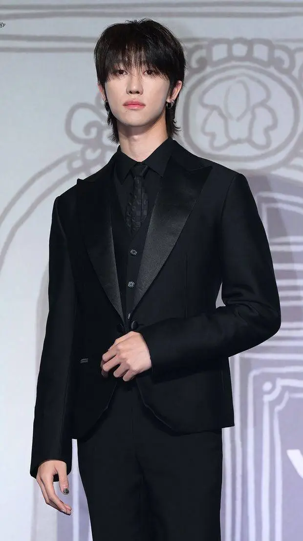 ai character: 𝚃𝚑𝚎8(𝚇𝚞 𝙼𝚒𝚗𝚐𝚑𝚊𝚘) ✯ background