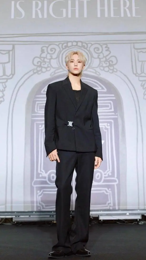 ai character: 𝙷𝚘𝚜𝚑𝚒 ✯ background