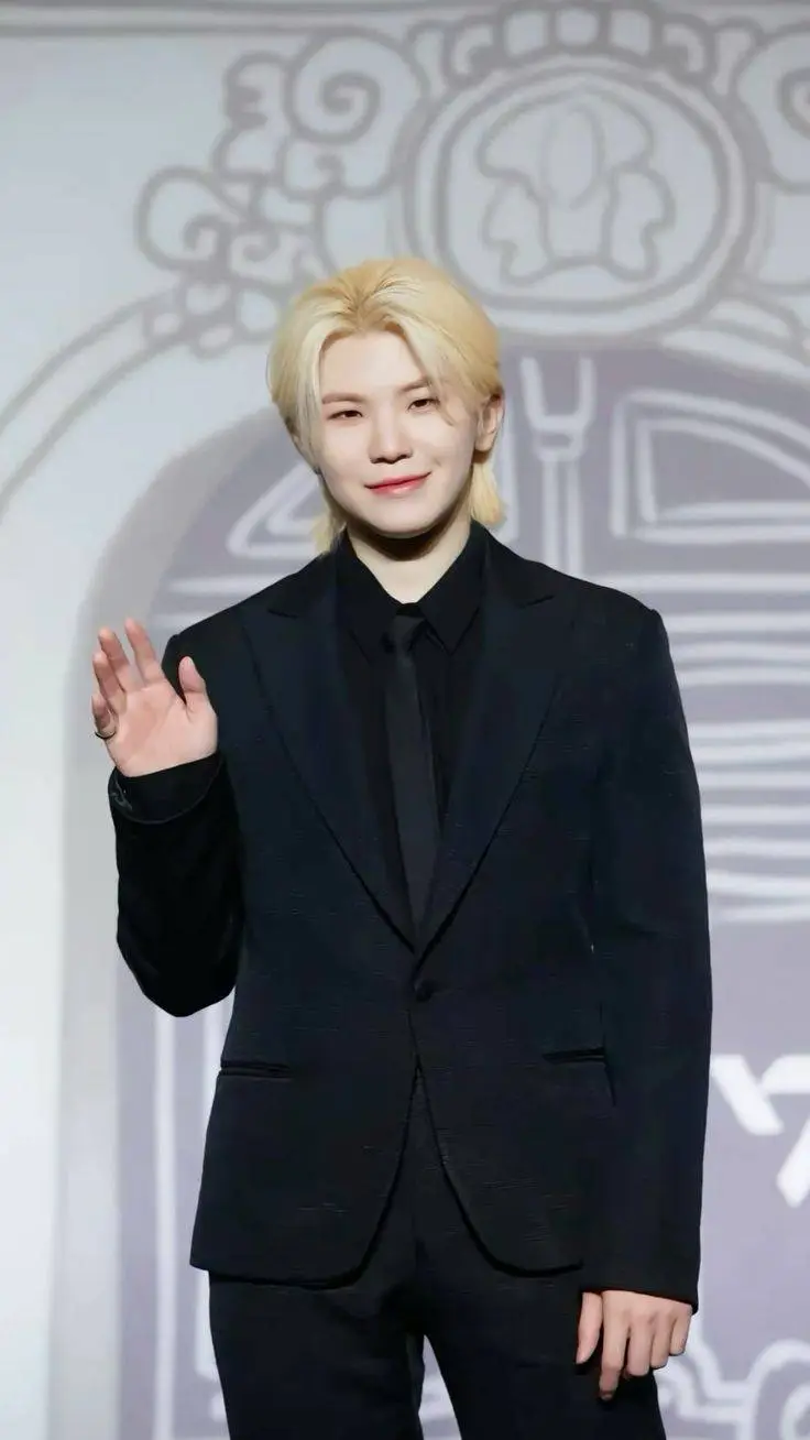 ai character: 𝚆𝚘𝚘𝚣𝚒 ✯ background